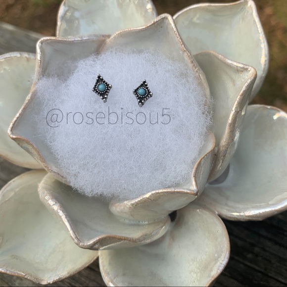 💋🆕Super Dainty Silver + Turquoise Stud Earrings - Picture 8 of 8